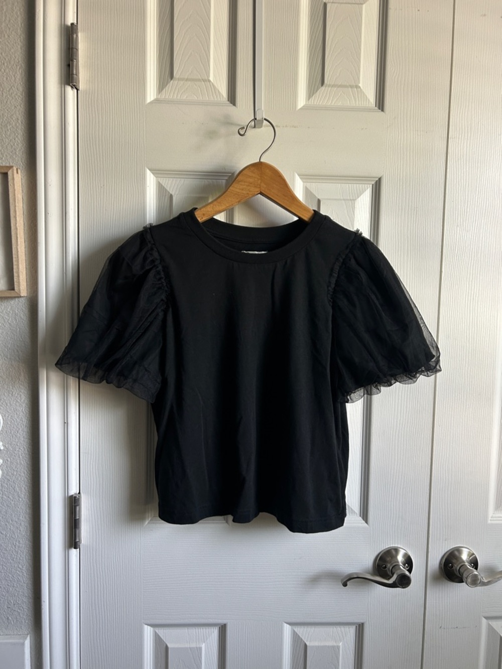 Versona black tshirt w puffy mesh sleeves
